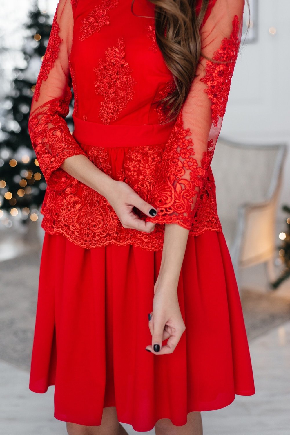 Платье красное с кружевом