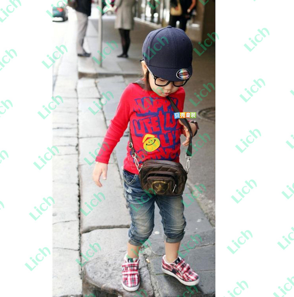 Лонгслив с круглым вырезом и надписью на груди