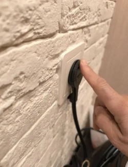 Удлинитель электрический 2 розетки 1 метр с плоской потайной вилкой невидимкой угловой