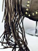 Женская сумка из натуральной вареной кожи с бахромой и заклепками цвет brown