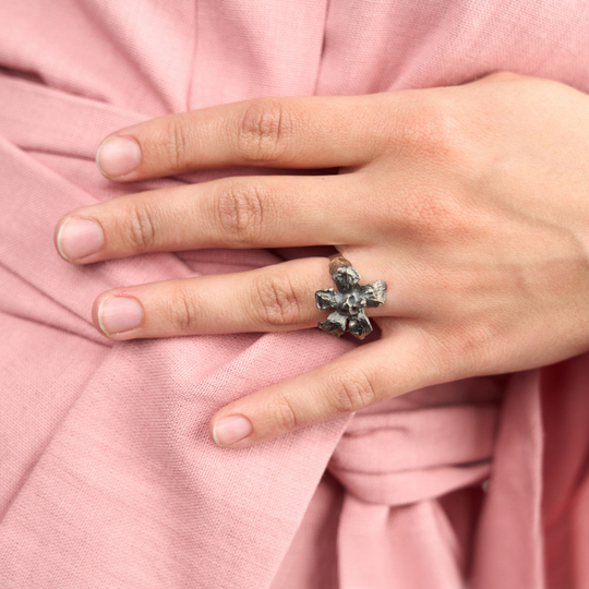 Кольцо-цветок с черепом