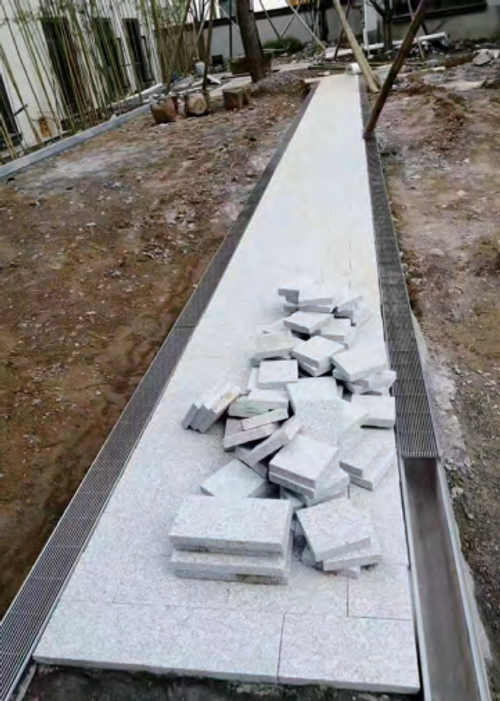 Дренажный канал из полимербетона с крышкой из ковкого чугуна