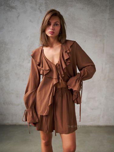 Шоколадный костюм с рюшами в стиле бохо
