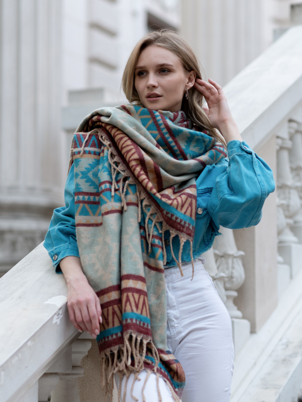 Теплый палантин с орнаментом