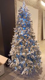 Заснеженная ель с гирляндой «Барокко» холодный свет (Литая+пвх) 210 см / 2,1 м