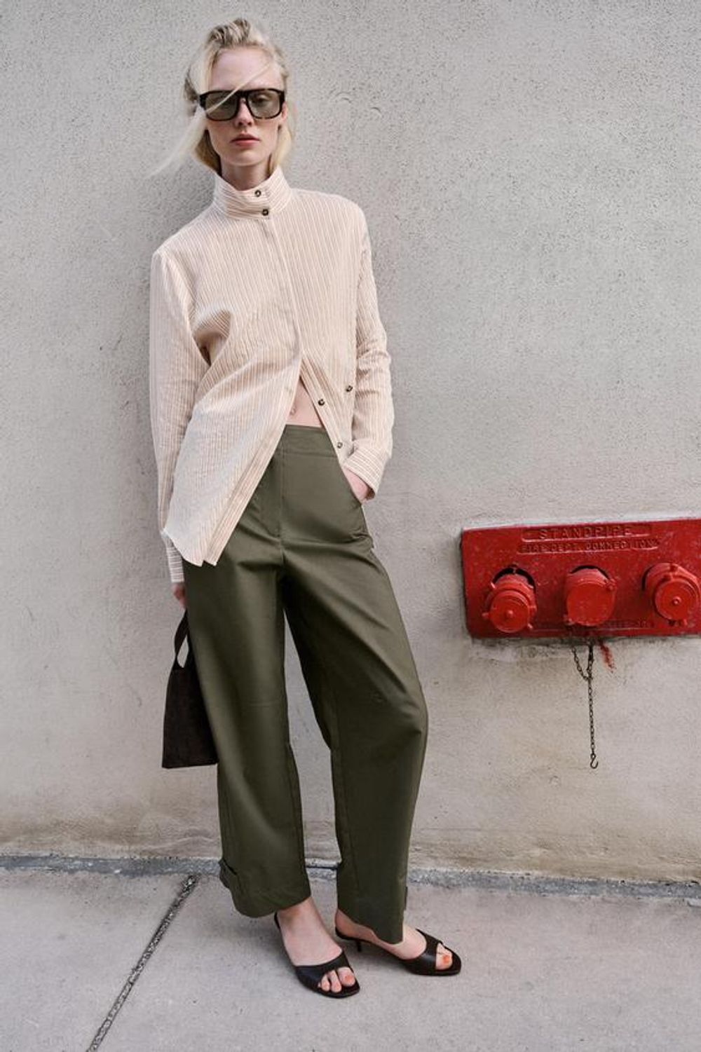 ZARA БРЮКИ BARREL СО ШЛЕВКАМИ, ТЕМНЫЙ ХАКИ