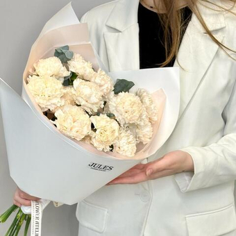 «Молочное облако» букет из кремовых диантусов с эвкалиптом