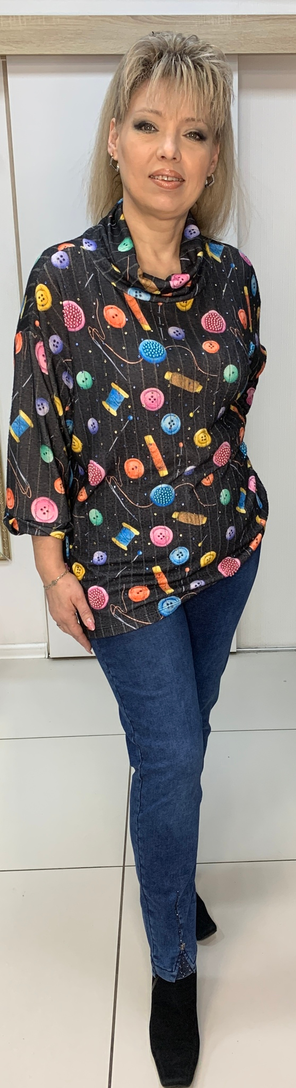 Теплый джемпер с цветным принтом и хомутом