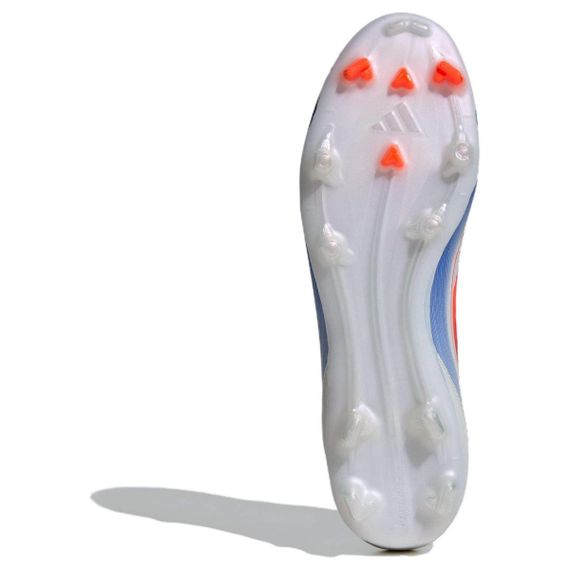 Футбольные бутсы Adidas F50 League - это низкие белые кроссовки