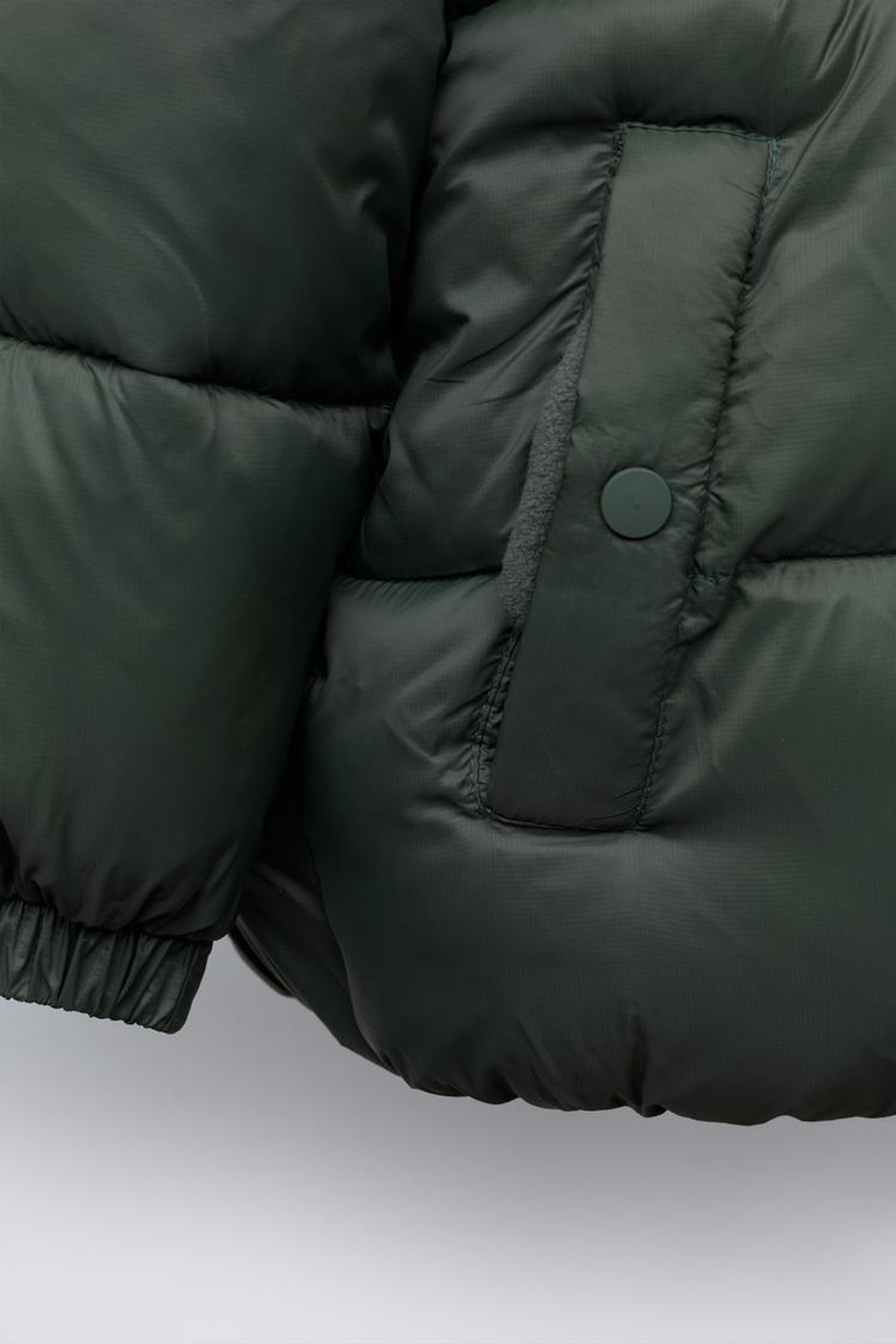 ZARA КУРТКА С КАПЮШОНОМ И НАШИВКАМИ, ХАКИ