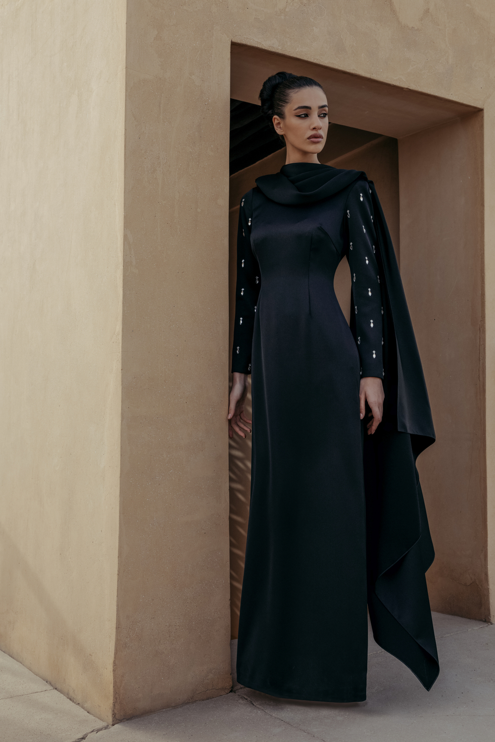 Платье макси сатиновое с драпированным воротником и вышивкой на рукавах