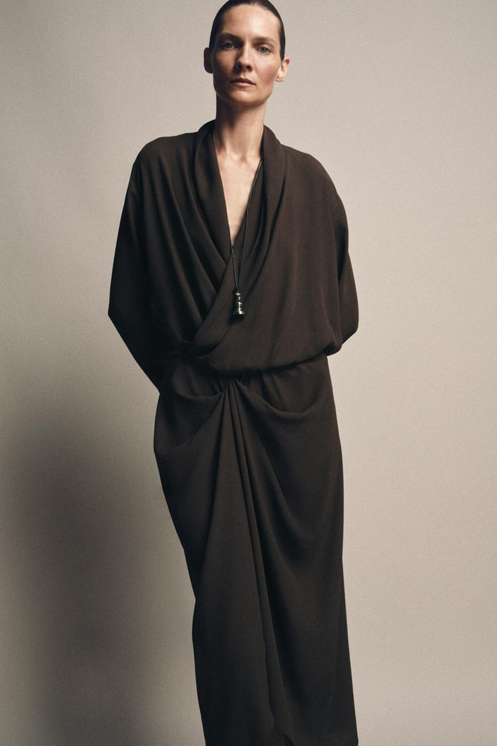 ZARA ПЛАТЬЕ СО СБОРКАМИ — ZW COLLECTION, КОРИЧНЕВЫЙ