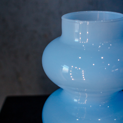 11. Голубая матовая ваза необычной формы