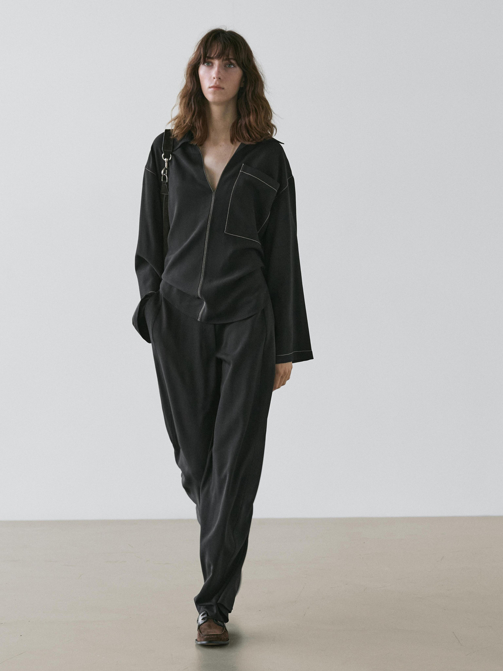 Massimo Dutti Брюки из смесовой шерсти с декоративной строчкой, черный