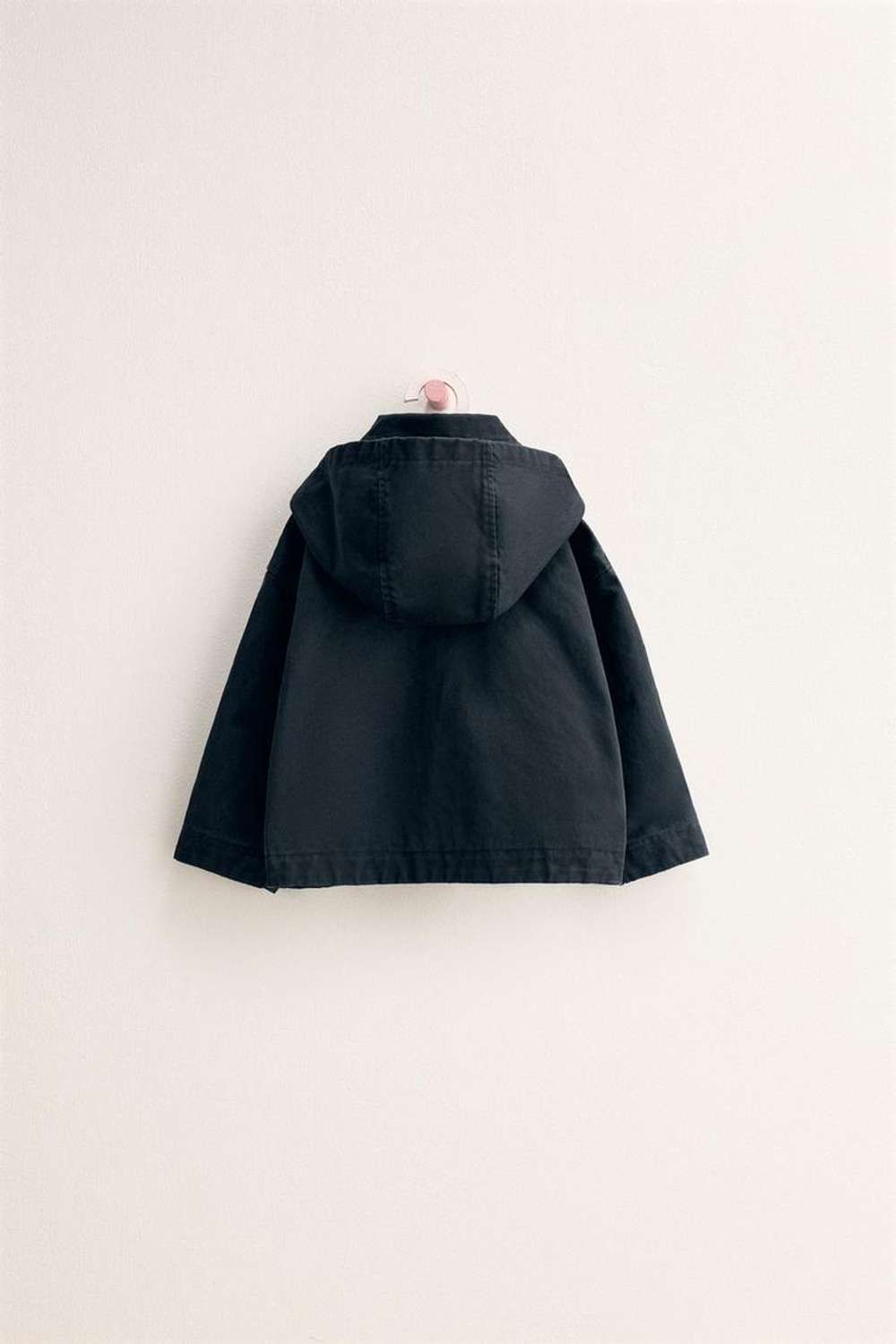 ZARA TIMELESS — КУРТКА С ВОЩЕНЫМ ПОКРЫТИЕМ И СЪЕМНЫМ КАПЮШОНОМ, МОРСКОЙ СИНИЙ