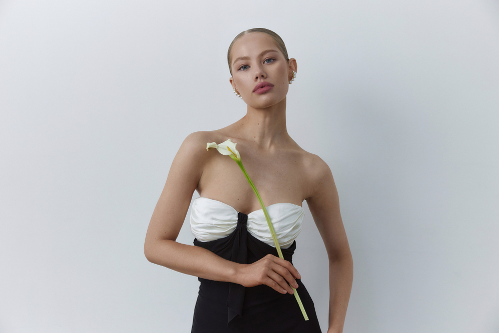 Платье со шлейфом и драпированным лифом