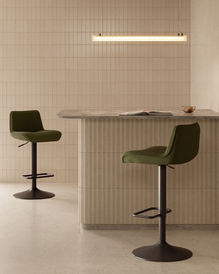 Барный стул Zenda из синели темно-зеленого цвета и черной матовой стали, высота 81–102 см.
