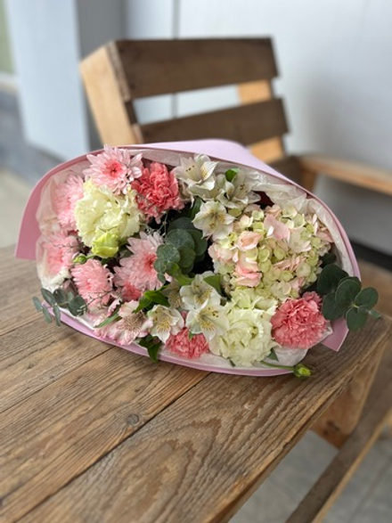 Букет с гортензией и альстромерией