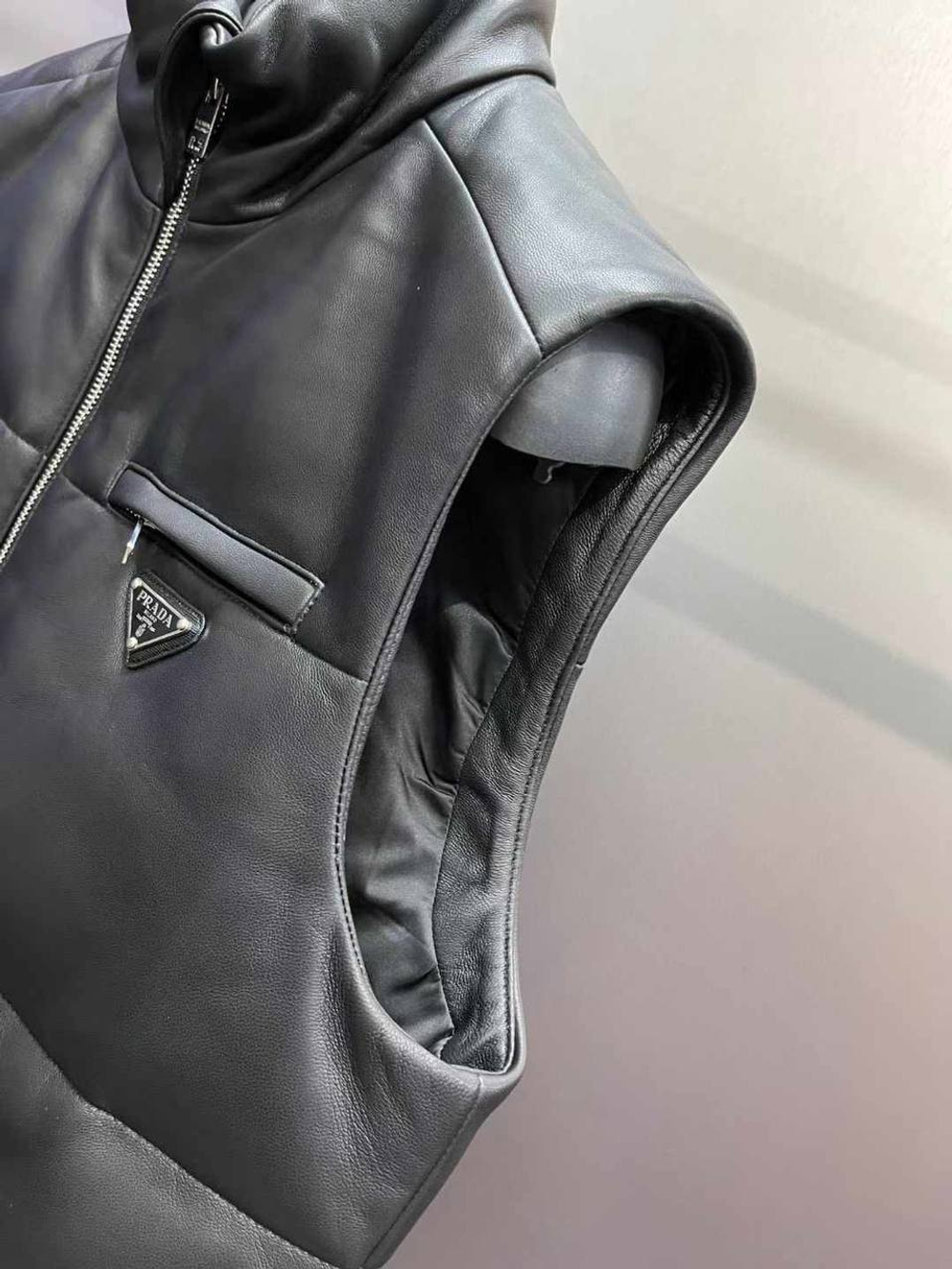 Безрукавка Prada