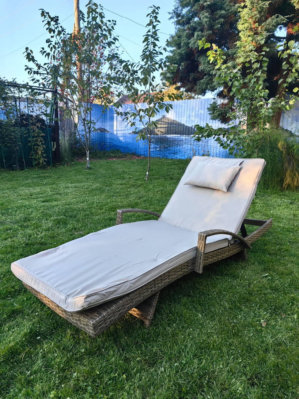 Шезлонг из искусственного ротанга с подлокотниками «MARA» —Greige