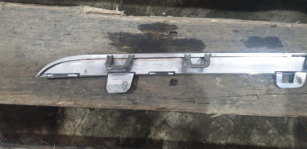 Молдинг решетки радиатора Mercedes C (W205) 14-18 Б/У Оригинал A2058880073