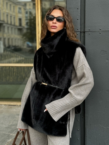 Черная манишка из эко-меха с поясом