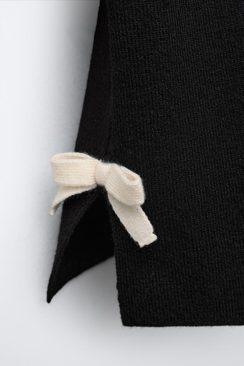 ZARA ВЯЗАНЫЙ ДЖЕМПЕР С ВОЛНИСТЫМИ ДЕТАЛЯМИ, ЧЕРНЫЙ