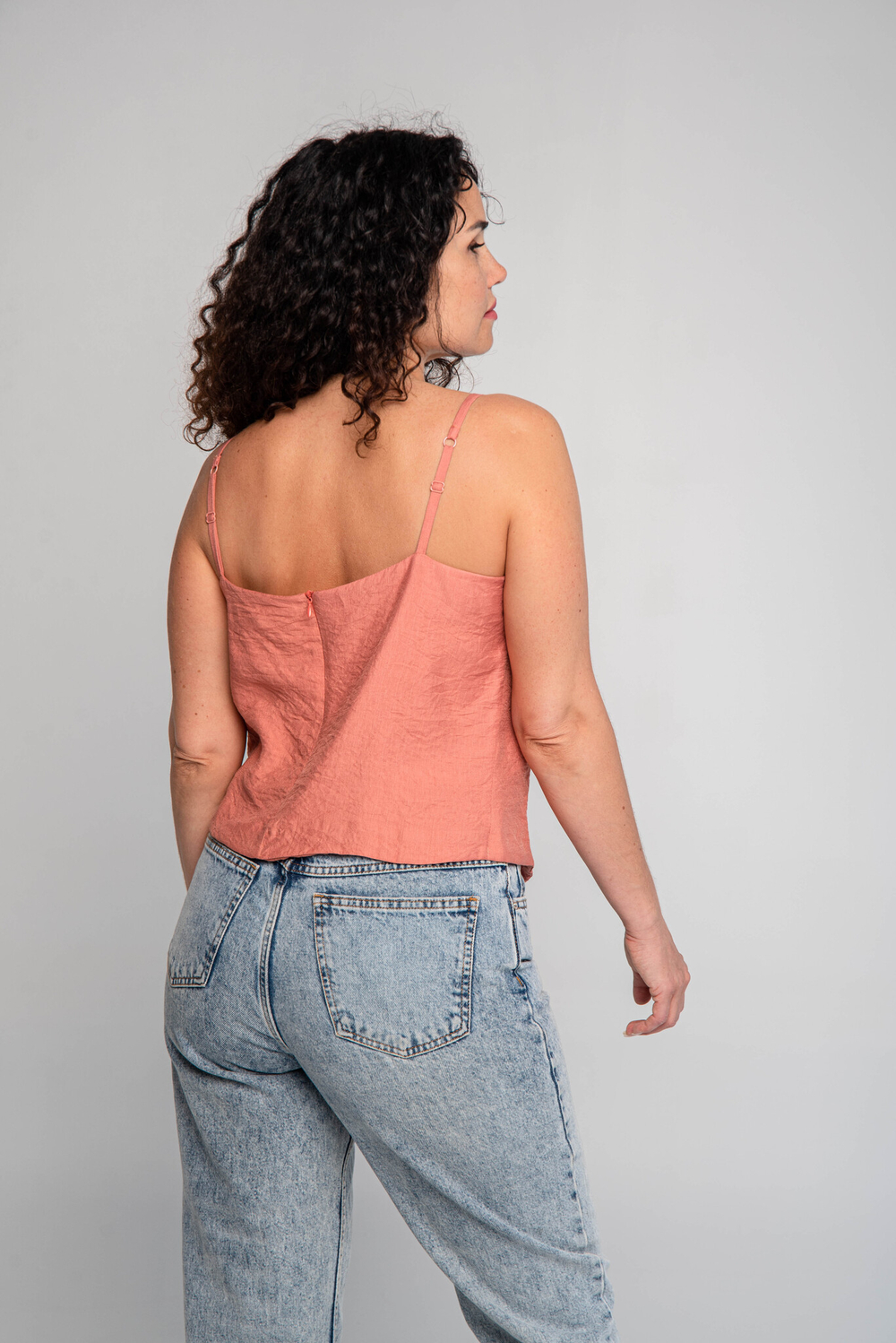 Топ женский летний на тонких бретелях под пиджак вечерний на молнии на лето базовый повседневный на каждый день блузка алый бордовый яркий легкий универсальный удобный