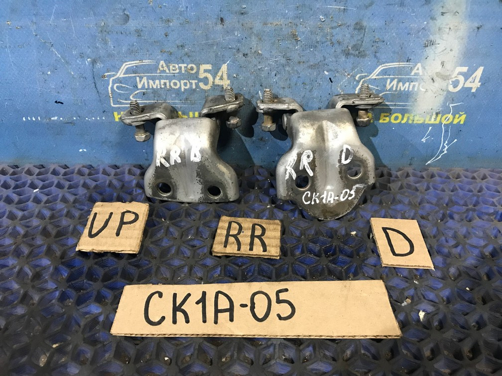 Петля двери задней правой MITSUBISHI LANCER 1998