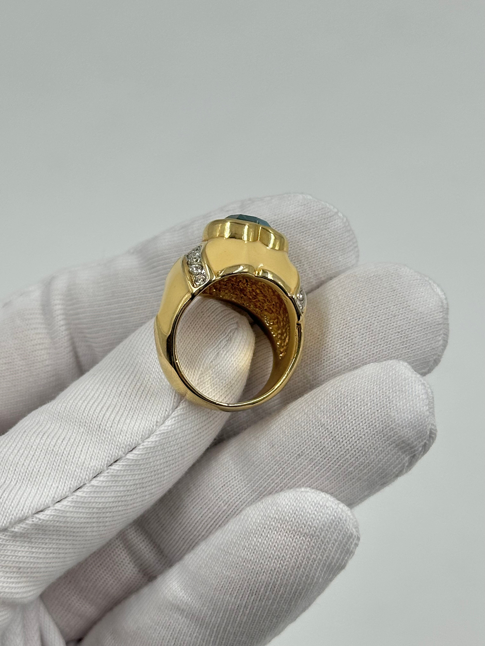 Кольцо с голубым кристаллом