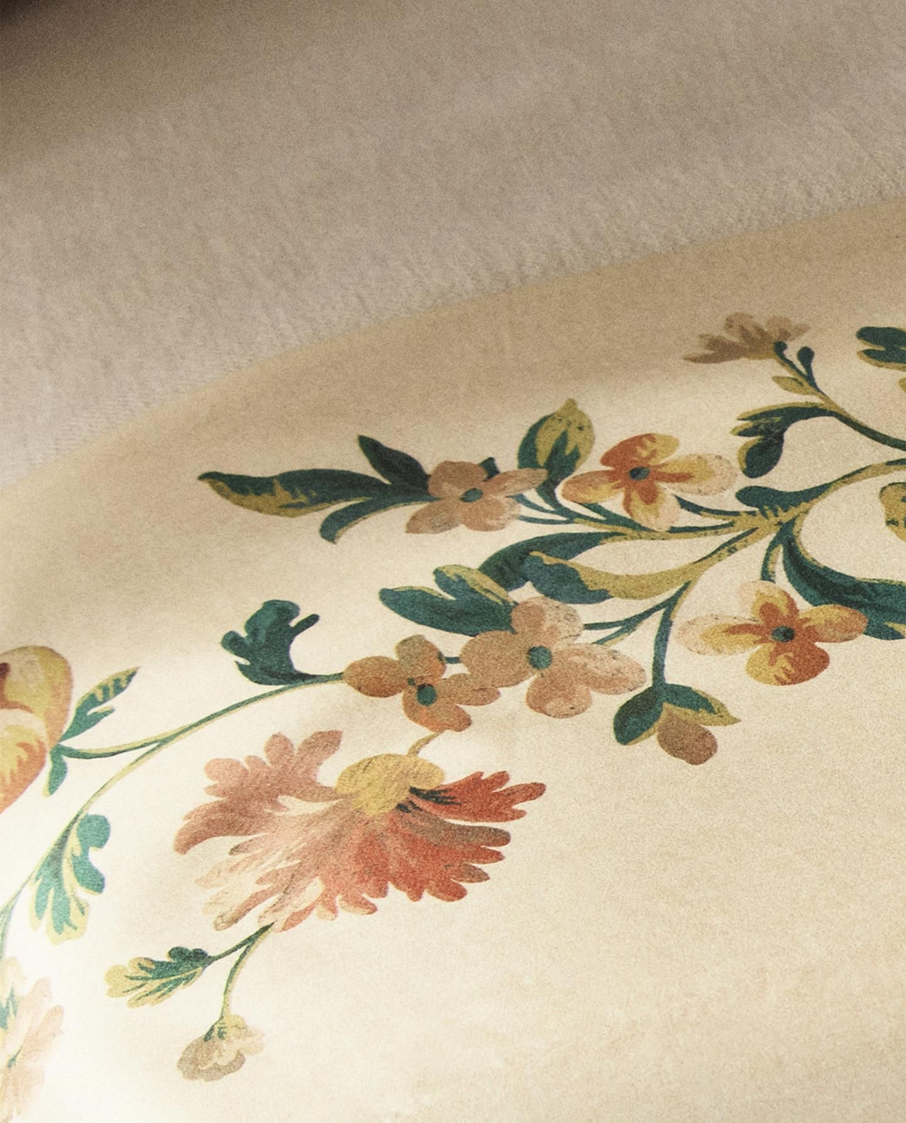 Zara Home - Атласная простыня с цветочным рисунком, экрю, 270x280 см