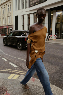 ZARA АТЛАСНЫЙ ТОП АСИММЕТРИЧНОГО КРОЯ С АППЛИКАЦИЕЙ, ТАБАЧНЫЙ