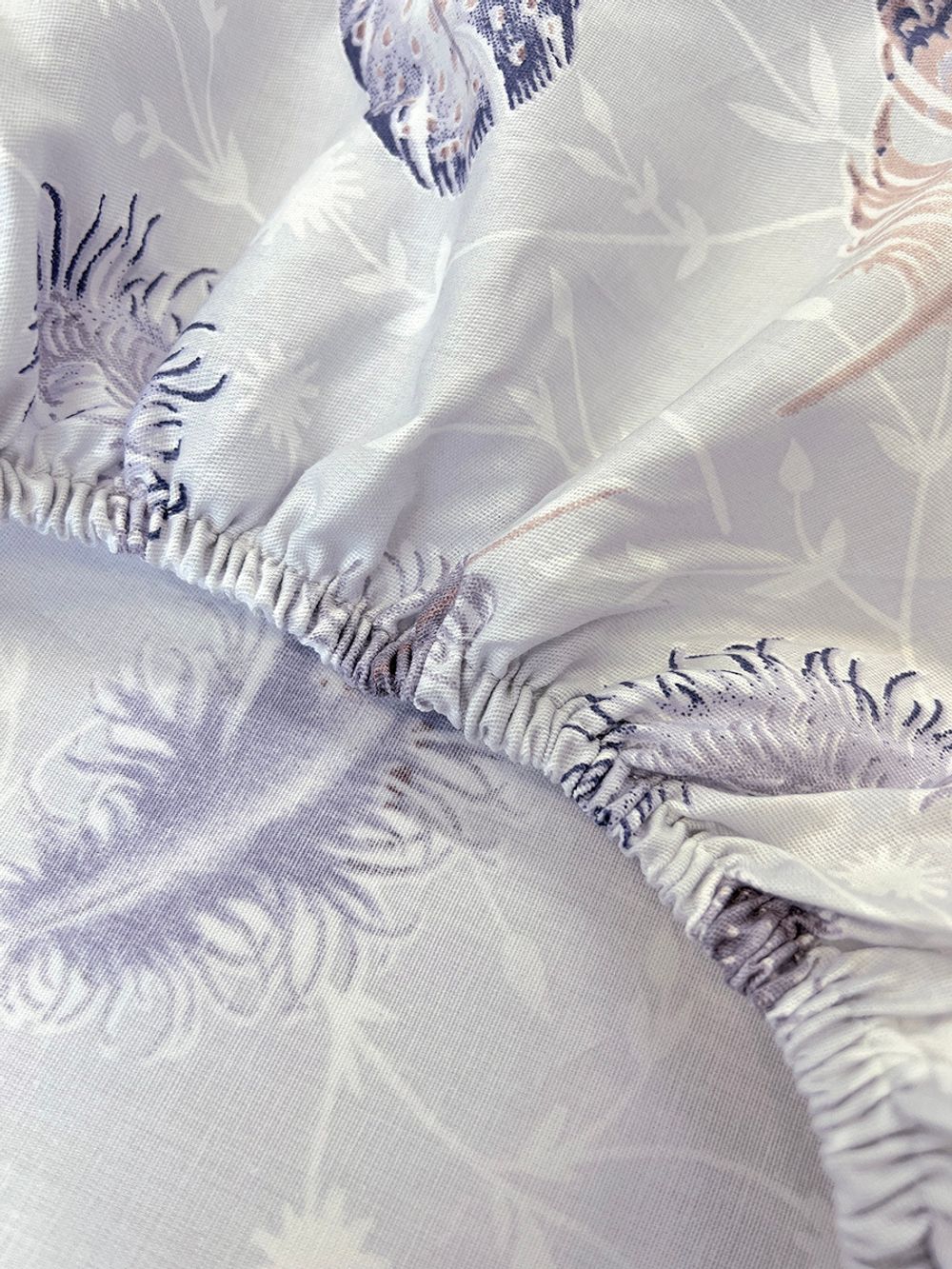 Простынь на резинке "Перья" 140х200 см Сказка сатин