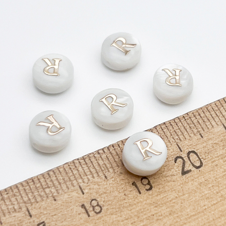 Буква R, бусина, перламутр, диаметр 7,5-8 мм, толщина 4,5-5 мм, цена за 1 шт