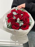 Моно букет из одноголовой розы и эвкалипта