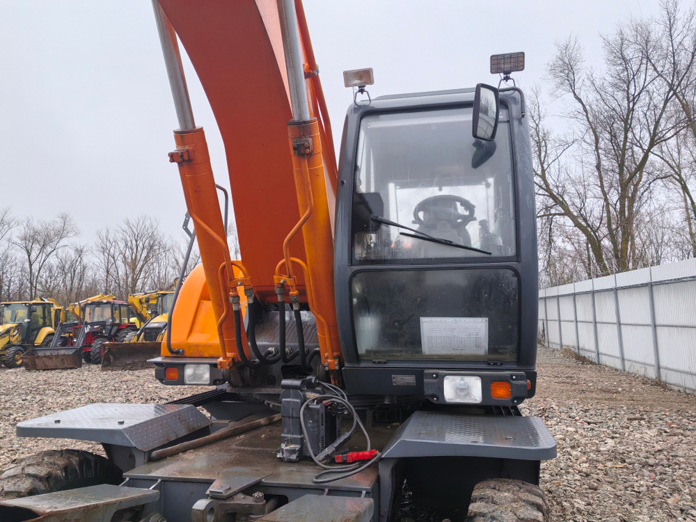 UMG (Тверской экскаватор) E185* Экскаватор колесный E185W (Дизельный, 4,8 л, 105 л.с., АТ)