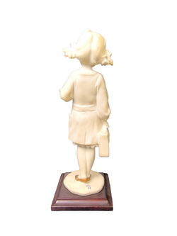 Статуэтка "Девочка с портфелем и цветами" Capodimonte