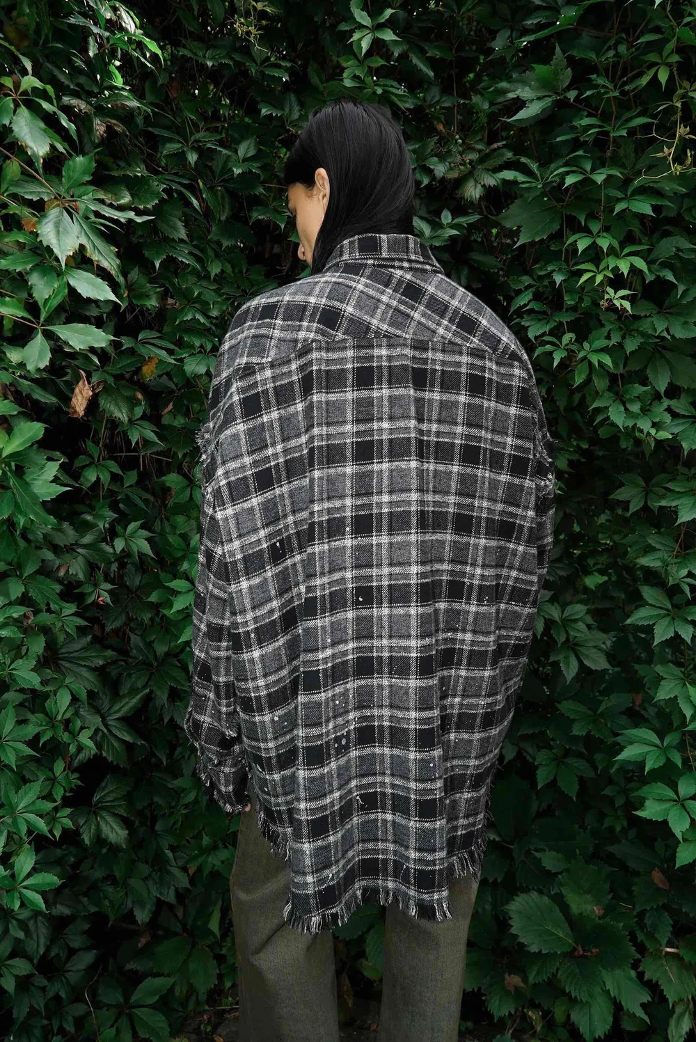 Рубашка в клетку с необработанным краем серо-черная