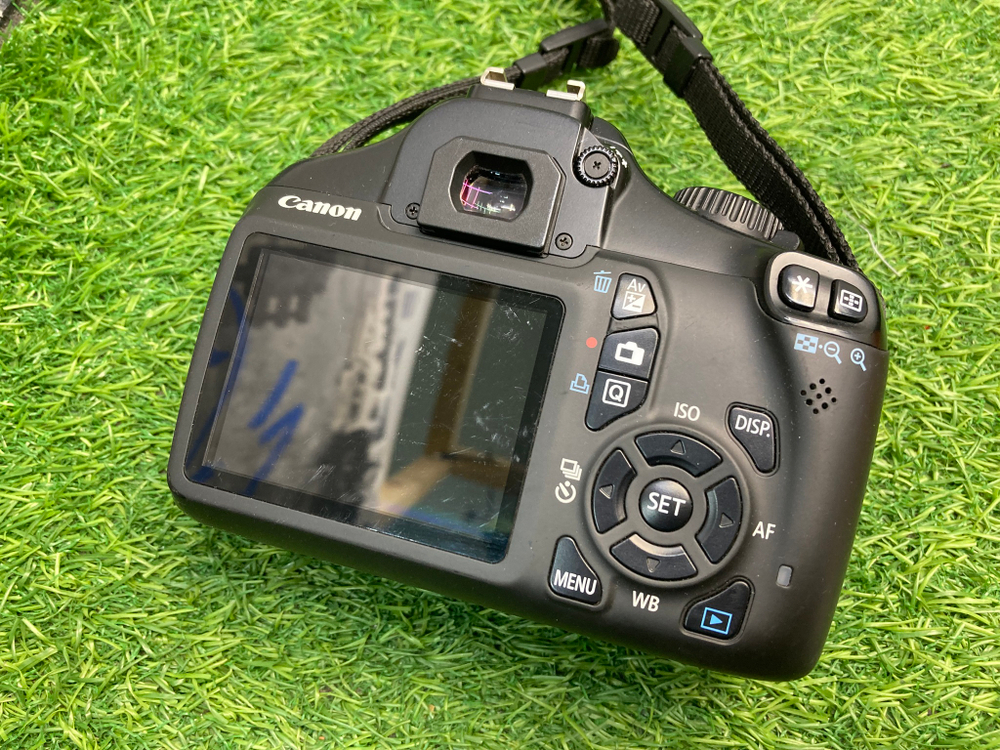 Canon 1100D kit 18-55mm 3.5-5.6 III 7.600 кадров