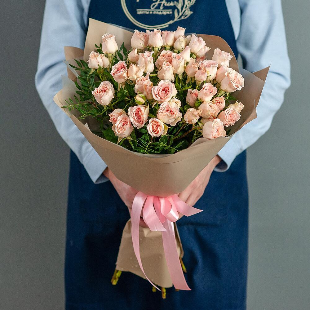 Букет кустовых роз в оформлении