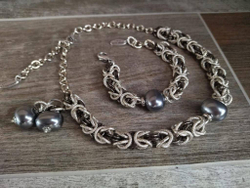 Серьги с плоским темно-серым жемчугом, оттенки серебро и графит, замок левербек