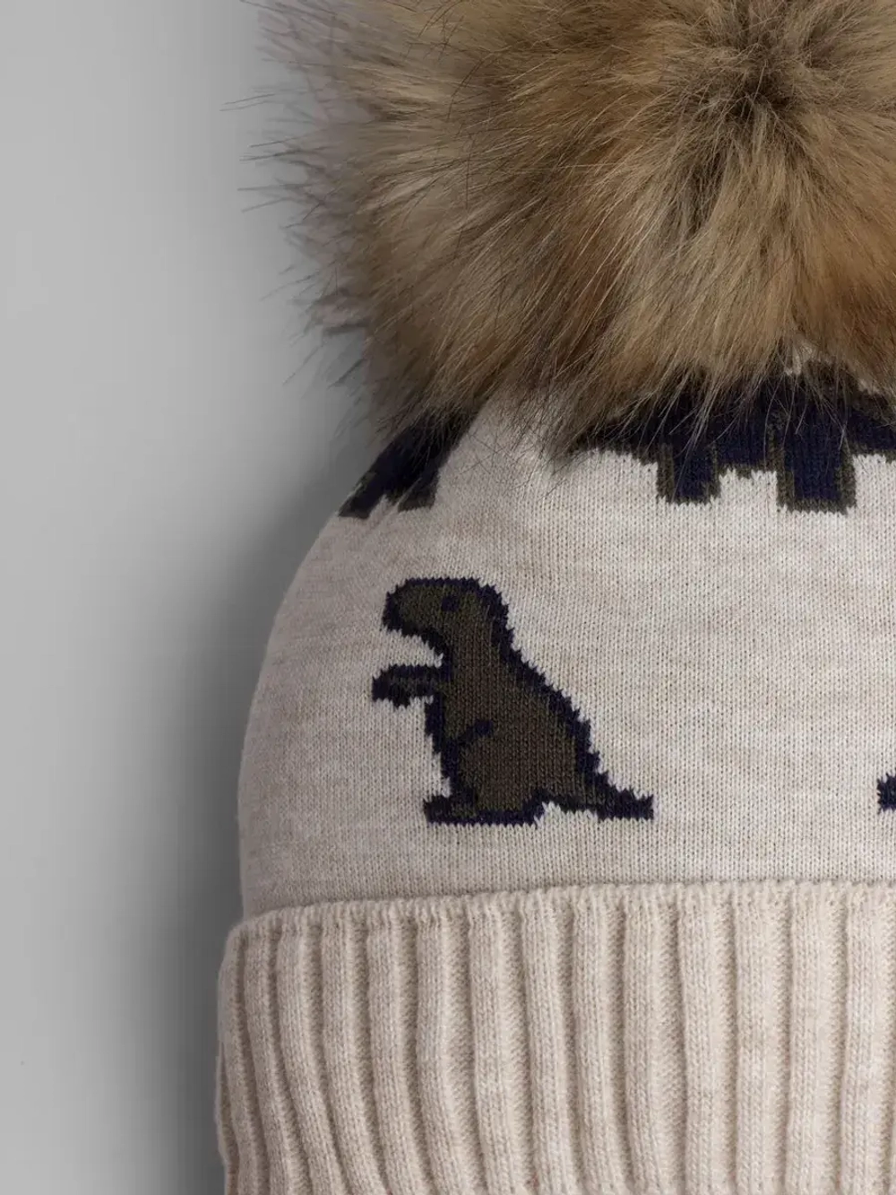 Шапка зимняя для мальчика на завязках и снуд