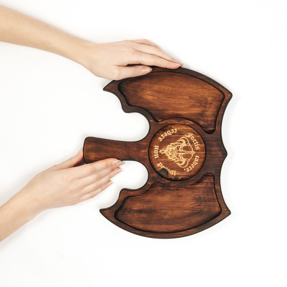 Менажница из кедра для подачи блюд и закусок с гравировкой "Fortis cadere cedere non potest"