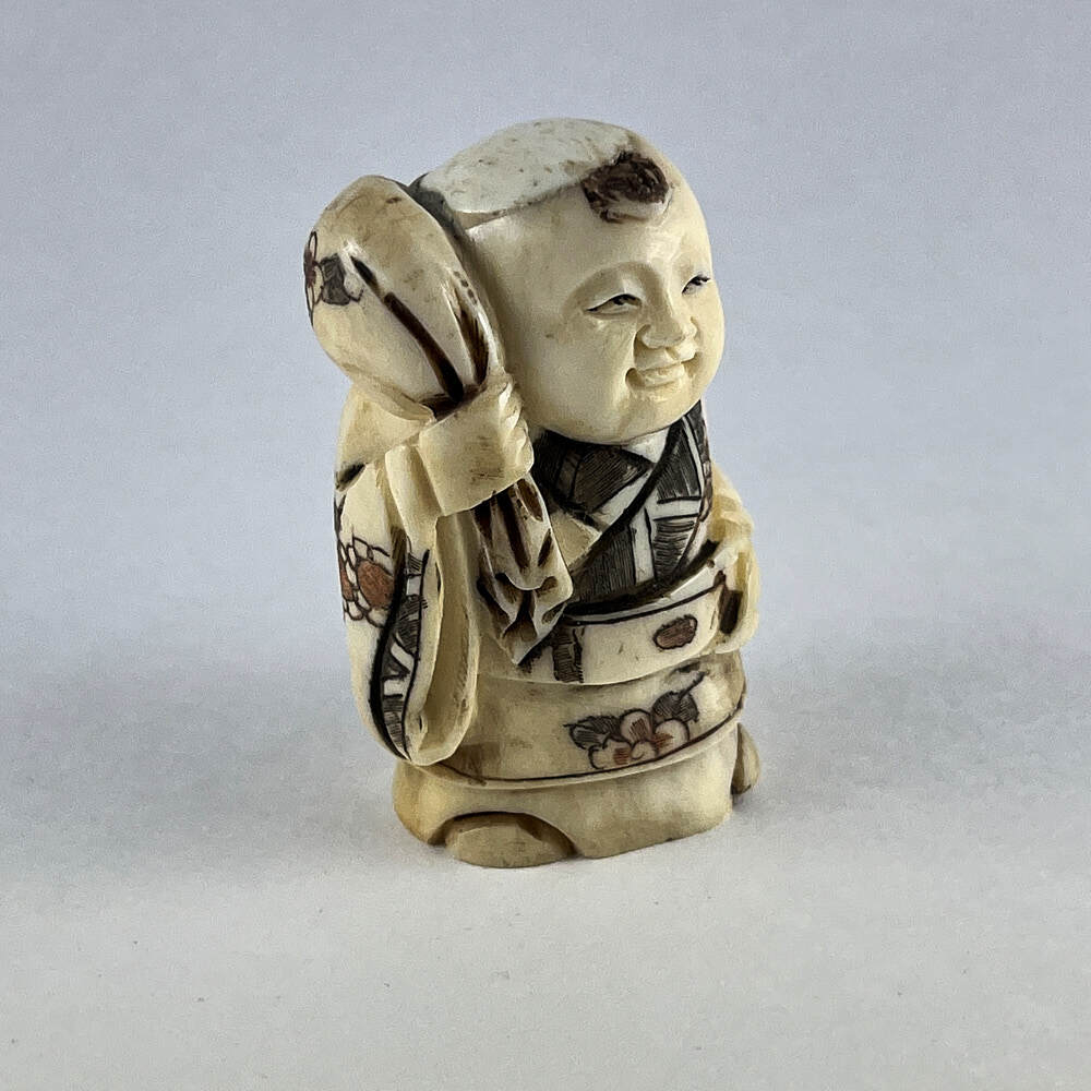 Статуэтка нэцкэ Ребенок Карако с мешком риса (богатство)