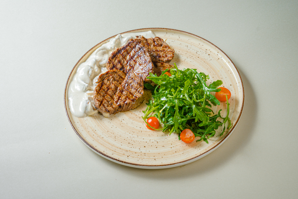 Медальоны с грибным соусом