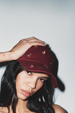 ZARA КЕПКА ИЗ САРЖИ С ВЫШИВКОЙ, БУРГУНДИ