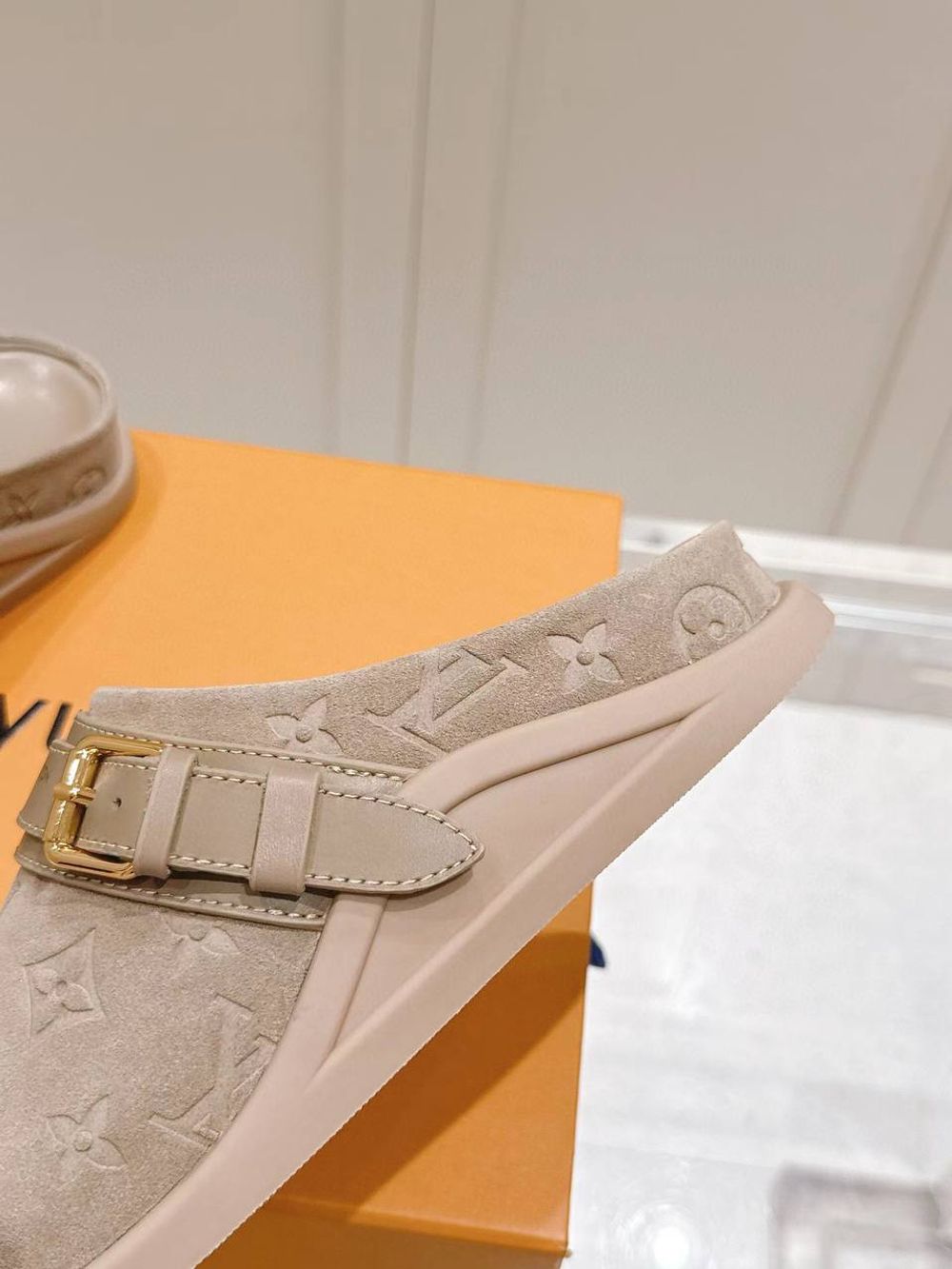 Мюли женские Louis Vuitton замшевые в сером цвете