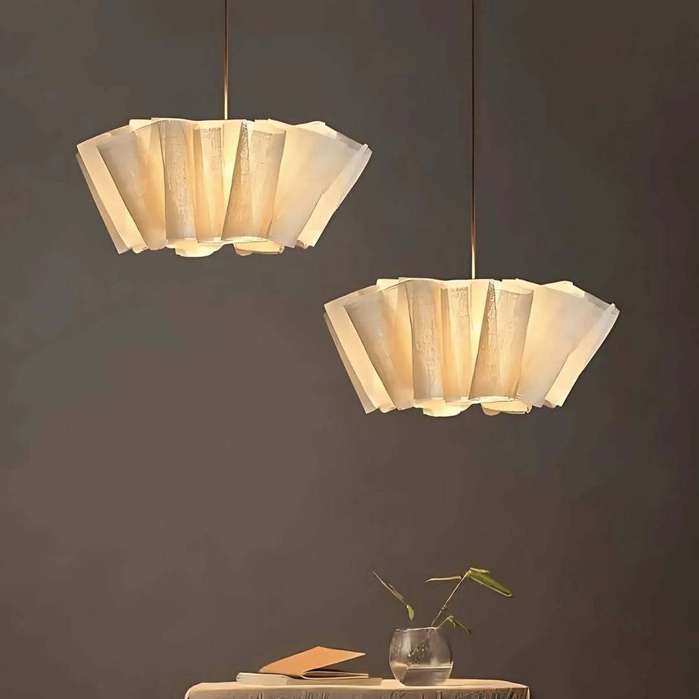 Лаконичный подвесной светильник с мягким текстильным абажуром и теплым рассеянным светом.