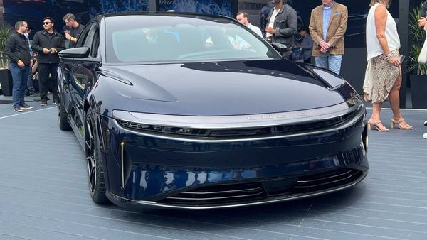 Lucid Motors столкнулась с финансовыми трудностями, теряя значительные суммы на каждом выпускаемом электромобиле.