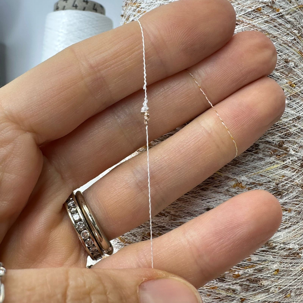 RAUS - Fashion Mill S.R.L; 45% вискоза, 31% хлопок, 24% п/а; 1400м/100гр, col. 180524, цвет: светло-коричневые "катышки" на белой нити; S505